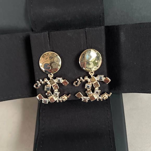 CHANEL GOLD DROPPING NEW EARRINGS NEWEST 2023-2024 CRUISE COLLECTION - Picture 11 of 16